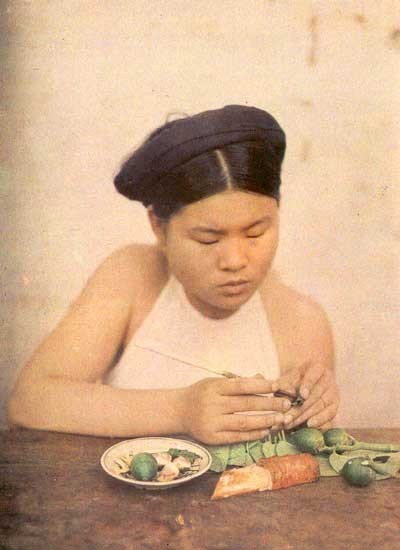 Một cô gái Hà Nội têm trầu, 1915.